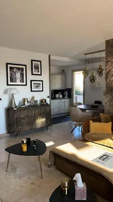 a living room with a couch and a table at villa sur le toit au centre de Cannes in Cannes