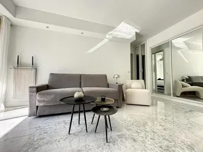 a living room with a couch and a table at Cannes Centre Mimosas 1 chambre Salon in Cannes