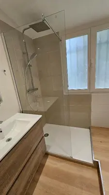 a bathroom with a shower and a sink at Appartement 2 pièces cannes in Cannes