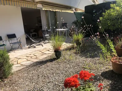 a garden with flowers and plants in a yard at Les Oliviers 3, Domaine de Pierre Longue in Cannes