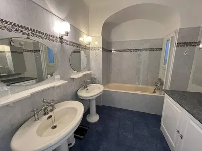 a bathroom with a sink and a toilet and a tub at Cannes Croisette - 2 pièces vue mer in Cannes