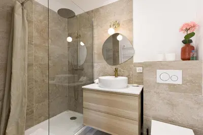 a bathroom with a sink and a shower at Astéria - cosy, moderne, clim, 15mn Palais&Plages in Cannes
