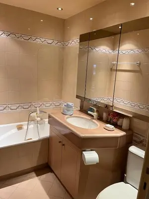 a bathroom with a sink and a tub and a toilet at Appt 2ch 90m2 avec terrasse 40m2, piscine et tennis in Cannes