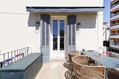 a patio with a table and chairs on a balcony at Immogroom - Renovated & Cozy One-Bedroom Flat in Cannes