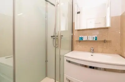 a bathroom with a sink and a shower at Pause Riviera avec terrasse, à 300 mètres de la mer in Cannes