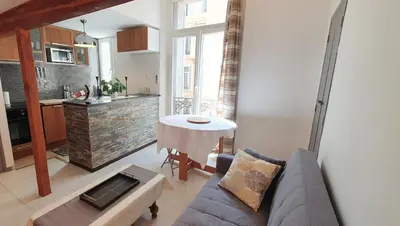 a living room with a couch and a table at Logement très confortable et bien situé à Cannes in Cannes