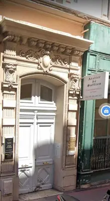 an entrance to a building with a large white door at Logement très confortable et bien situé à Cannes in Cannes