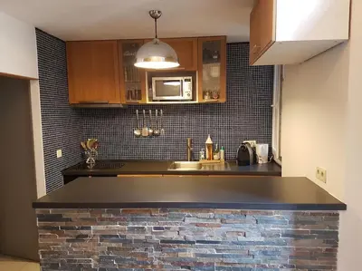 a kitchen with a counter top and a microwave at Logement très confortable et bien situé à Cannes in Cannes