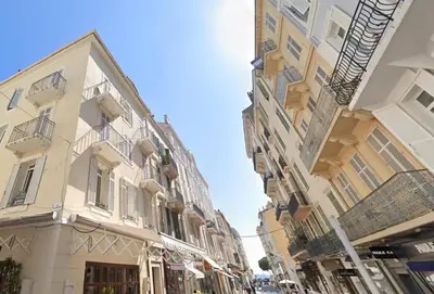 a group of buildings on a city street at LE MIROIR D'ANDRÉ séjour de bonheur au cœur de Cannes in Cannes