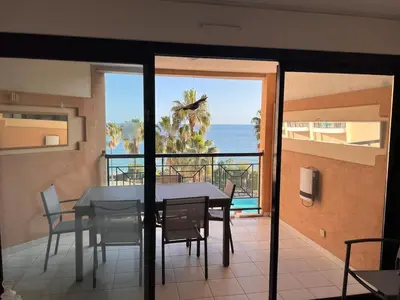 a small bedroom with a bunk bed in a room at a 2 minutes de la plage vue mer et piscine in Cannes