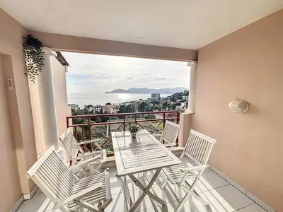 a table and chairs on a balcony with a view at Appartement Cannes vue sur mer in Cannes