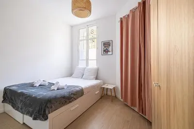 a small bedroom with a bed and a window at LE WINDSOR avec extérieur, spacieux et chaleureux pour un plaisir partagé in Cannes