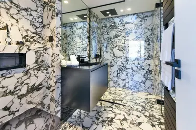 a bathroom with a marble wall at L'HORIZON avec somptueuse terrasse vue mer in Cannes