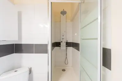 a bathroom with a shower and a toilet at LE RÉTRO studio avec mezzanine en plein centre in Cannes