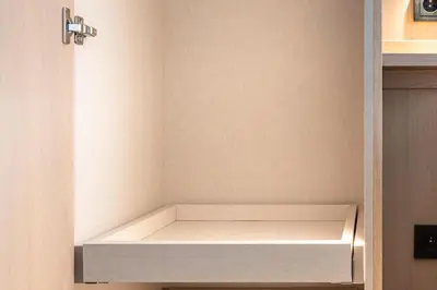 a small room with a shelf in the corner at Elégant et moderne T4 à 100M de La Croisette in Cannes