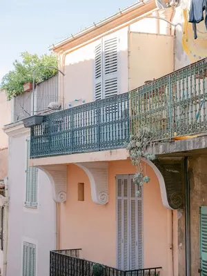 an apartment building with a balcony at La Casa du Suquet, zone piétonne in Cannes