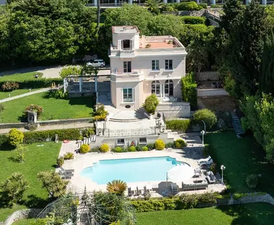 an aerial view of a house with a swimming pool at La Gloriette Azur piscine sauna vue mer in Cannes