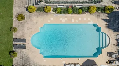 an overhead view of a swimming pool in a resort at La Gloriette Azur piscine sauna vue mer in Cannes