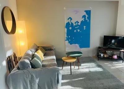a living room with a couch and a television at Superbe 2 pièces à Cannes in Cannes