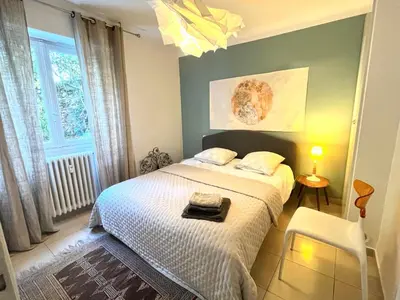 a bedroom with a bed and a window at Superbe 2 pièces à Cannes in Cannes