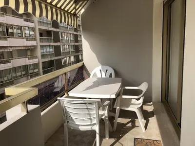 a table and chairs in a room with a window at Cannes proche Croisette - Studio moderne balcon in Cannes