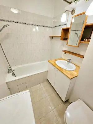 a bathroom with a sink and a tub and a toilet at T2 Vue dégagée proche Cannes in Le Cannet