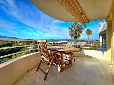a table and chairs on a balcony with a view at T2 Vue dégagée proche Cannes in Le Cannet