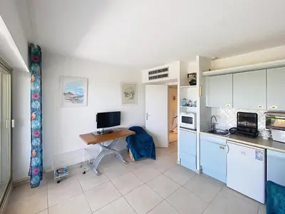 a kitchen with a desk with a computer on it at Superbes prestations grande terrasse 352L in Cannes