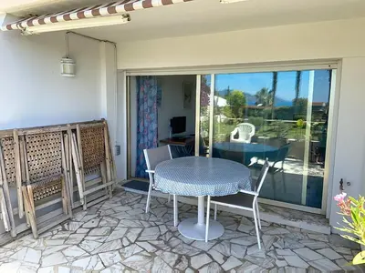 a patio with a table and chairs on a balcony at Superbes prestations grande terrasse 352L in Cannes