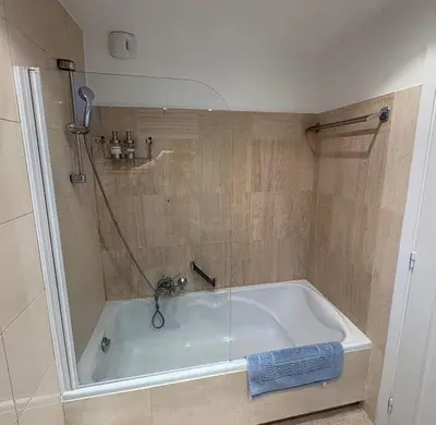 a bathroom with a bath tub with a shower at Appartement vue & front de mer, piscines, 55M2 2Pièces in Cannes