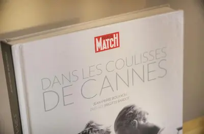 a book with the words dansles couches de cantines at Le Trendee - Loft atypique in Cannes