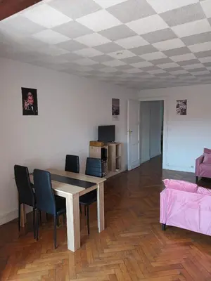 a living room with a table and chairs at Appartement 2 chambres à Cannes entièrement rénové in Cannes