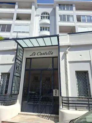 a store in front of a white building at Appartement 2 chambres à Cannes entièrement rénové in Cannes