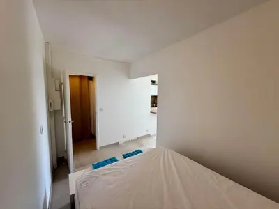 a white room with a bed in it at B084-Confort et serenite piscine et stationnement in Cannes