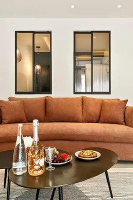 a box of the guest house club for quiet house club at Suite L Ecrin Élégance confort au cœur de Cannes in Cannes