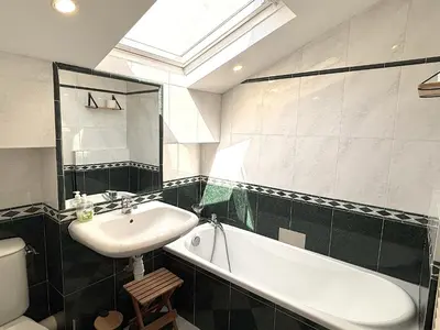 a bathroom with a sink and a tub and a toilet at Appartement 3p vue mer proche plages et congrès in Cannes