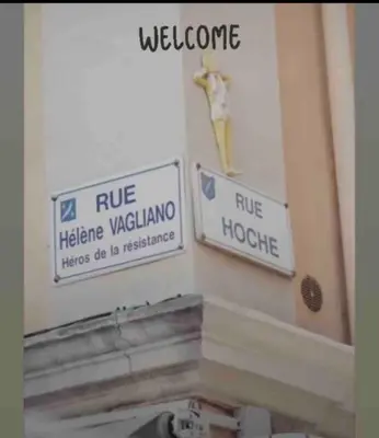 a sign for the rue heinemann hospital and arue heinemann at Cannes Hoche Croisette Sublime T2 in Cannes