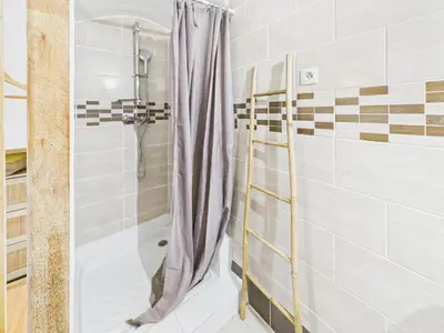 a shower with a curtain in a bathroom at LE MIMOSA mignon en plein centre-ville, emplacement parfait pour votre séjour in Cannes