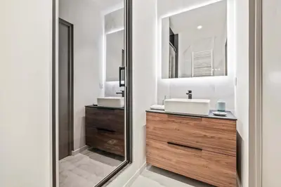 a bathroom with two sinks and a mirror at C023 Magnifique appartement 3 chambres dans Cannes in Cannes