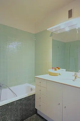 a bathroom with a tub and a sink and a bath tub at Vue unique sur toute la baie de Cannes et la mer in Cannes