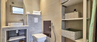 a bathroom with a shower with a glass door at LX147 Studio lumineux centre, confort & autonomie in Cannes