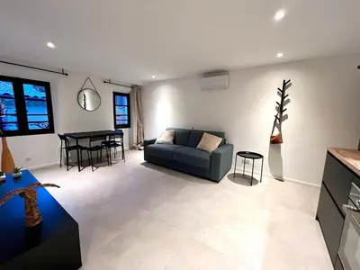 a living room with a couch and a table at 2 Pcs Plein Coeur Ville, Palace Festivals, Port Plages in Cannes