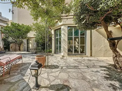 a house with a bench and a tree in a courtyard at 126m2 - maison plage, 3 chambres, 3 salles de bain in Cannes