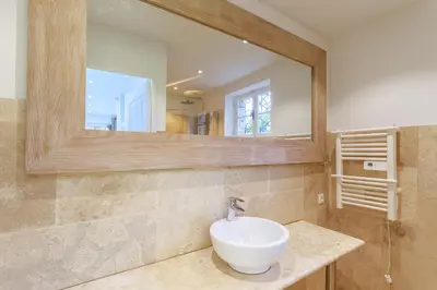 a bathroom with a sink and a mirror at Grande villa proche plage vue îles, baie de Cannes in Cannes