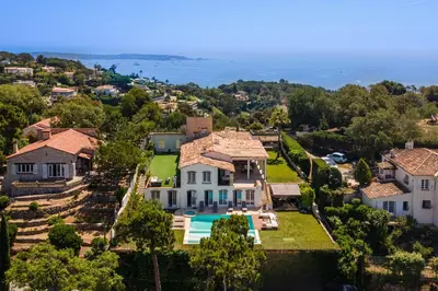 an aerial view of a house with a swimming pool at Villa exclusive au sommet de Cannes, 8 chambres, double piscine, vue sur la mer in Cannes
