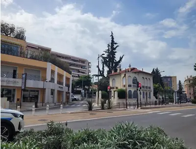 a city street with a building and a tree at 3P Appart, 10' from Palais Festival Cannes in Le Cannet