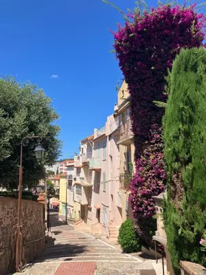 a street with flowers on the side of a building at Studio à Cannes quartier du Suquet in Cannes