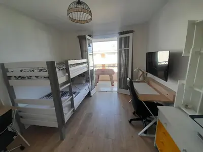 a room with two bunk beds and a desk at Appartement rêves d'or in Cannes