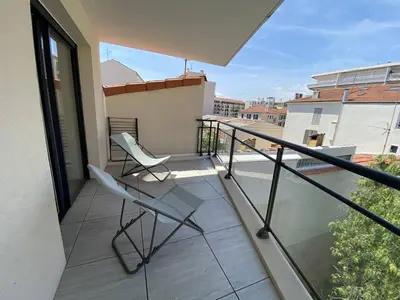 a balcony with two chairs on top of a building at Cannes proche Croisette - 3 P tout confort avec balcon in Cannes