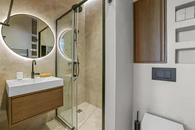 a bathroom with a sink and a shower at Élégant situé proche du palais in Cannes